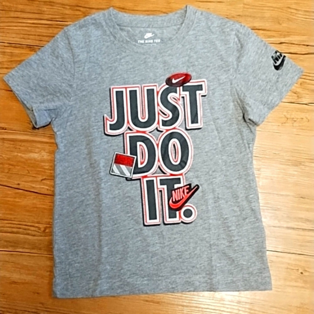 Nike Boy's Graphic Tee | 7(L) | Heather Grey